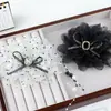 Pinza para el pelo con lazo de flor de organza con estampado de lunares, adornos de pedrería y borlas de perlas, accesorio de pinza de tiburón de pedrería, accesorio de horquilla