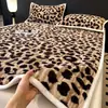 Colcha gruesa de pelo de conejo para invierno, colcha acolchada estilo tatami retro y juego de sábanas con forro polar (conjunto de tres piezas)