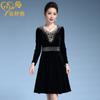 Vestido de terciopelo dorado Chen Miaoyan de talla grande con cuello en V bordado y falda de madre con vuelo grande, fabricantes de ropa para mujeres de mediana edad al por mayor
