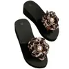 Sandalias de Cuña Nuevas 2026 Versátiles Casuales Sandalias de Deslizamiento con Flor de Perla de Moda para Exteriores Sandalias de Playa de Suela Gruesa