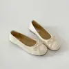 Zapatos planos rojos retro franceses de boca poco profunda de venta caliente para mujer, verano 2026, nuevo estilo para combinar con faldas, suela suave, zapatos Mary Jane