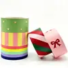 Cinta de papel kraft impresa a medida con logo y patrones coloridos, resistente al agua, autoadhesiva, fácil de rasgar, ideal para decorar y sellar cajas de regalo
