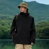 Jaqueta softshell estilo americano, unissex, impermeável e à prova de vento, adequada para atividades ao ar livre na primavera e no outono, e pode ser usada como um conjunto de casal