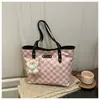 Bolsa Tote de Grande Capacidade para Mulheres no Trajeto para o Trabalho Verão 2025 Nova Moda Retrô Bolsa de Ombro para Sogra Bolsa Xadrez