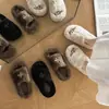 Pantuflas de felpa tipo slip-on de moda para mujer, colección otoño/invierno 2026, antideslizantes, cálidas, de suela suave, adecuadas para usar en interiores y exteriores, y perfectas para los días de pereza.