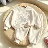 Novo Conjunto de Comércio Exterior Infantil para Meninas, Moletom com Laço e Calça Jogger, Conjunto de Duas Peças Versátil e Estiloso para Bebês e Crianças Pequenas