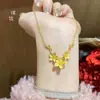 Collar de oro con diseño de flor de la felicidad, estilo arena y oro, para bodas, de nicho, a la moda, joyería femenina que combina con todo para novias.