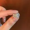 Pinzas para Oreja sin Perforación Flor en Forma de C de Circonita, Lujo Ligero, Brazaletes para Oreja Exquisitos y de Alta Gama, Moda de Nicho, Pendientes Elegantes y con Estilo para Mujer