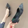 Sapatos de Trabalho Casuais de Couro Macio Preto com Salto Médio 2025 Verão e Outono Novos Versáteis Sapatos de Salto Baixo Grosso Pontudos para Mulheres