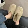 Chinelos de pelúcia estilosos e modernos para mulheres, coleção outono 2026, projetados para uso externo, apresentando um estilo mule de bico fechado, proporcionando calor e resistência ao escorregamento, e oferecendo um design confortável e fácil de calçar