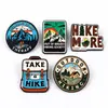 Broche Serie de Viajes de Aventura Creativa Paisaje de Dibujos Animados Bosque Insignia de Metal Accesorios Decoraciones para Ropa Venta al por Mayor en Stock