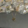 Collar de Joyería de Trébol de Cuatro Hojas de Ágata Roja Versión de Alta Gama V-Gold Chapado en Oro de 18K Cadena Exquisita para Clavícula para Mujeres, Estilo de Nicho de Lujo Ligero
