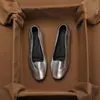 Sapatos de Couro Macio Estilo Retrô Francês com Bico Redondo e Boca Rasa para Mulheres, Novo Estilo Primavera e Outono 2026, Sapatos Baixos Prateados Slip-On com Solado Macio