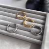 Brincos de argola lisa irregular de estilo frio para mulheres design simples de nicho brincos de metal brincos de pino de prata 925 atacado