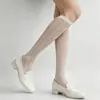 Miu blanco lechoso cortina de cuentas huecas patrón vertical jacquard medias de becerro, diseño dulce, medias finas para mujer