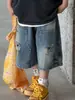 Calça Jeans de Verão Infantil 2026 Estilo Fino de Cinco Pontos para Crianças Pequenas e Médias, Jeans Rasgado Novo Estiloso para Meninos, Shorts da Moda