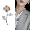 Broche de ropa con rosas bicolor plateadas retro de moda europea y americana, muy popular entre los transfronterizos. Joyería boutique que combina con todo.