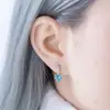 Brincos de Argola Coração: O novo design de nicho da Henson apresenta brincos de pino reto em forma de coração com zircônia incrustada de cobre e ear cuffs para piercing.