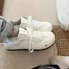 Tênis brancos de sola grossa para mulheres, novos sapatos casuais de outono 2026, tênis de bolinhas, tênis estilo Forrest Gump
