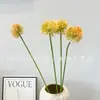 Flores Artificiales de Color Naranja Combinadas con Vibrantes Decoraciones de Boda al Aire Libre en Naranja, Arreglos para Escenas Interiores, Ramos de Flores Falsas y Flores de Mano