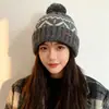 Gorro de Lã Tricotado Estilo Fair Isle para Mulheres, Gorro de Lã Quente para Proteger as Orelhas no Outono e Inverno, Versátil para Cabeças Grandes, Gorro Pulôver que Afina o Rosto
