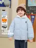 Chaqueta de Algodón Impermeable para Niños Europeos Antiestática Invierno 2026 Nuevo Modelo Abrigo de Algodón de Invierno para Niños Pequeños