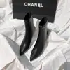 Botas de tornozelo de salto agulha bico fino brancas para mulheres, novo estilo 2026, saltos altos outono e inverno, salto quadrado, forro de fleece, couro macio, sapatos simples