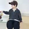 2413 Conjunto de Sudadera Falsa de Dos Piezas para Niños Primavera y Otoño 2026 Nuevo Otoño Estilo Coreano para Niños Pantalones de Pierna Curva Conjunto de Dos Piezas Moderno
