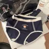 Calcinha Triangular Confortável de Algodão com Estampa de Urso, Cintura Média, Ajustada ao Corpo, Estilo College Britânico Dona Pêssego, Versátil, Algodão Puro para Mulheres