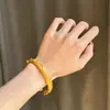 Tienda de Oro Mismo Estilo Oro Imitación Tres Dimensional Gatito Cascabel Pulsera para Mujeres, Brazalete Abierto Versátil de Gama Alta, Fuente para Transmisión en Vivo
