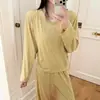 Conjunto de pijama feminino de manga comprida com sutiã embutido, adequado para primavera e outono, feito de algodão colorido com tecido elástico, cor sólida, design simples e pode ser usado como roupa de casa no inverno.