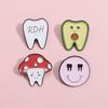 Broche criativo novo de série médica de desenho animado europeu e americano, personalidade fofa, formato de dente, emblema de metal, acessórios transfronteiriços
