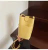 Bolsa pequena elegante e estilosa para mulheres, nova bolsa transversal versátil de verão 2026, compacta e leve, adequada para caminhar e carregar um telefone celular