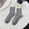Meias Femininas Mekki Estilo Primavera Meia-Perna de Algodão com Listras Color-Blocking e Decoração de Pingente, Meias Femininas Sem Costura Estilo Coreano