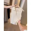 Atuendo Estilo Old Money: Chaleco de Punto de Verano para Mujer con Cuello Polo en Color Lino, Top sin Mangas de Alta Gama y Exquisitamente Hermoso