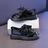 Estilo Novo Primavera 2026 Sapatos de Salto Baixo Confortáveis Antiderrapantes com Laço, Sapatos Pequenos de Couro com Solas Grossas, Estilo Britânico para Meninas, Versátil