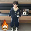 Conjunto de Sudadera con Forro de Felpa y Pantalones de Dibujos Animados para Niños Estilo Coreano Ropa Infantil Guapa Deportiva Moderna Ropa para Bebé Venta al por Mayor