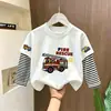 Camiseta infantil de manga comprida, novo estilo 2026, camiseta para meninos, algodão puro, estilosa, pode ser usada como camada externa, blusa falsa de duas peças