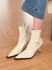 Botas de tornozelo de salto alto bico fino na cor off-white para mulheres, coleção outono 2024, botas justas de couro macio com salto fino