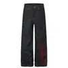 Jeans de mezclilla originales de microcampana para hombre, pantalones largos casuales rectos versátiles, con letras florales bordadas en contraste negro y rojo, modernos