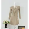 Um vestido de tricô suave e elegante com corte justo, perfeito para criar um look sofisticado e jovial, ideal para looks de outono e inverno