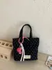 Bolso tipo cubo de lunares rojos estilo coreano para mujer, nuevo modelo 2026, bolso cruzado casual ligero de lona, bolso de mano pequeño para el trabajo y artículos varios