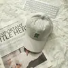 Gorra de Béisbol Bordada con Letras de Gato Estilo Japonés 2026 para Mujer, Versión Coreana con Visera Ancha, Sensación de Alta Gama, Gorra de Pico para el Día a Día