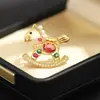 Broche de Pony Bolsa de la Suerte Colorida con Diamantes Rojos Estilo Chino Exquisito Riqueza Instantánea Animales del Zodiaco Pin Pequeño para Mujeres