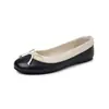 Sapatos confortáveis de sola macia, moda nicho de 0,6 cm, novo modelo outono 2026, sapatos de couro slip-on baixos de bico redondo