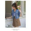 Estilo Fino de Verão com um Design Doce e Fashion, Jaqueta Jeans Curta Estilo Hong Kong Emagrecedora Combinada com um Top Regata Pequeno