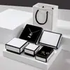 Caja de anillos exquisita al por mayor en stock, caja de embalaje de joyería para aretes, caja de joyería simple a juego en blanco y negro para collar y aretes