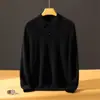 Polo de cachemira para hombre con un corte elegante, urbano, minimalista y relajado, que encarna una estética "old money" para otoño e invierno