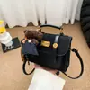 Bolso de gamuza para mujer, nuevo estilo retro 2026, bolso de hombro súper moderno, bolso cruzado pequeño cuadrado de alta gama para el trabajo