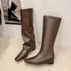 Botas de Cavaleiro com Fivela Femininas 2026 Outono/Inverno Novas Versáteis Bico Quadrado Salto Baixo Toque de Luxo Panturrilha Larga Botas Longas Femininas